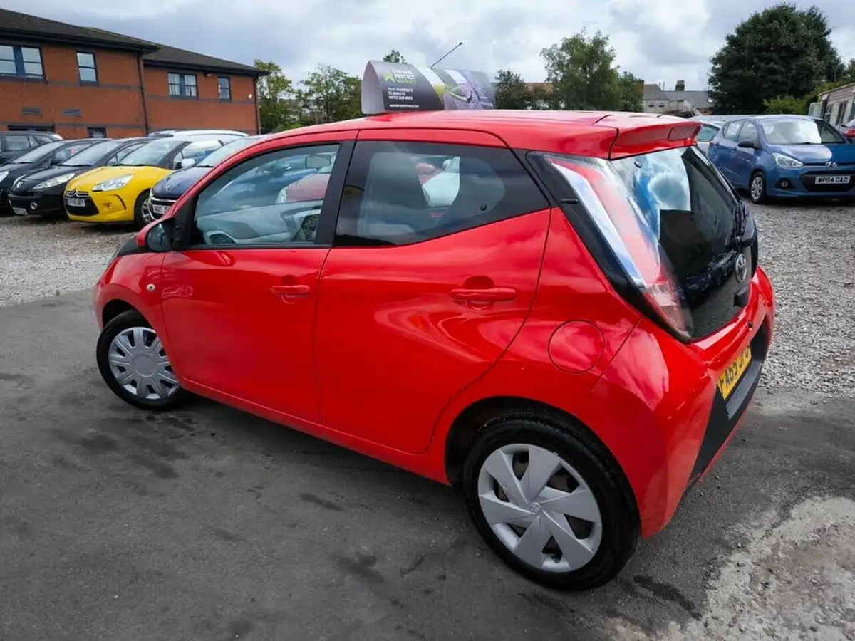 2016-toyota-aygo-10-vvt-i-x-play-68bhp-5d-big-7