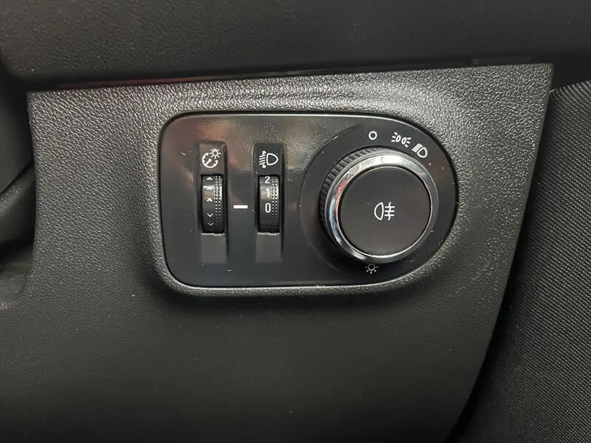 2015-vauxhall-corsa-12-life-5d-big-26