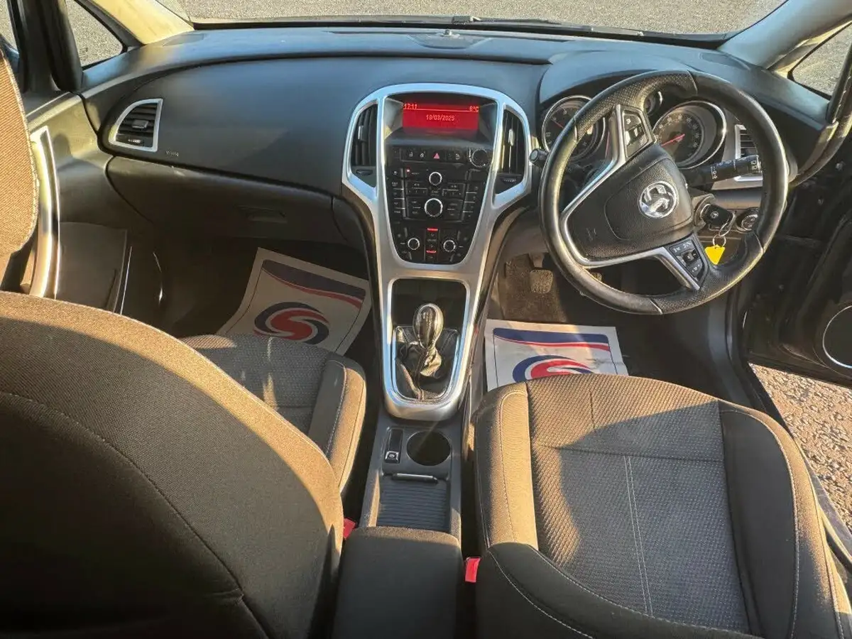 2012-vauxhall-astra-20td-sri-165ps-ss-estate-big-9
