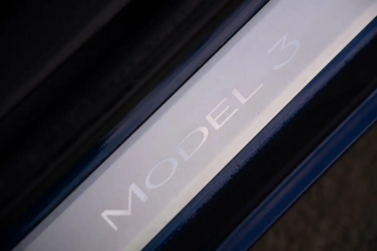 2020-tesla-model-3-e-long-range-big-23