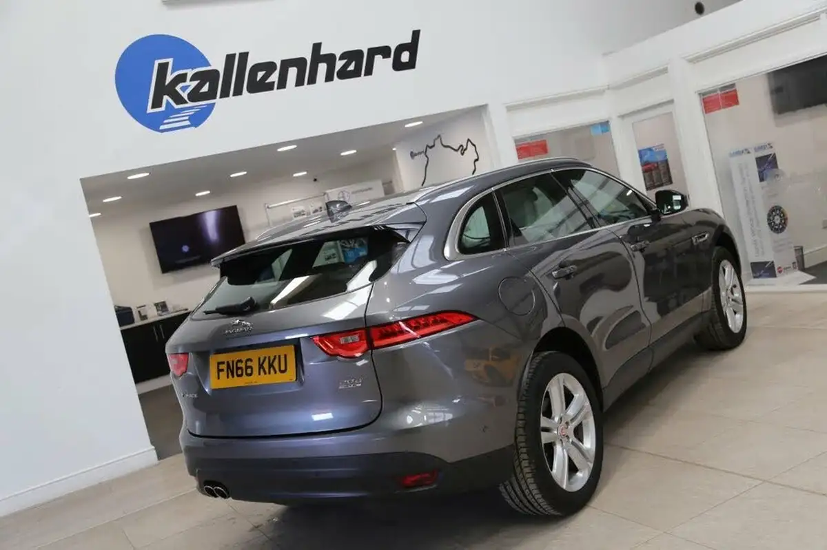 2016-jaguar-f-pace-20-i4d-portfolio-awd-auto-big-57