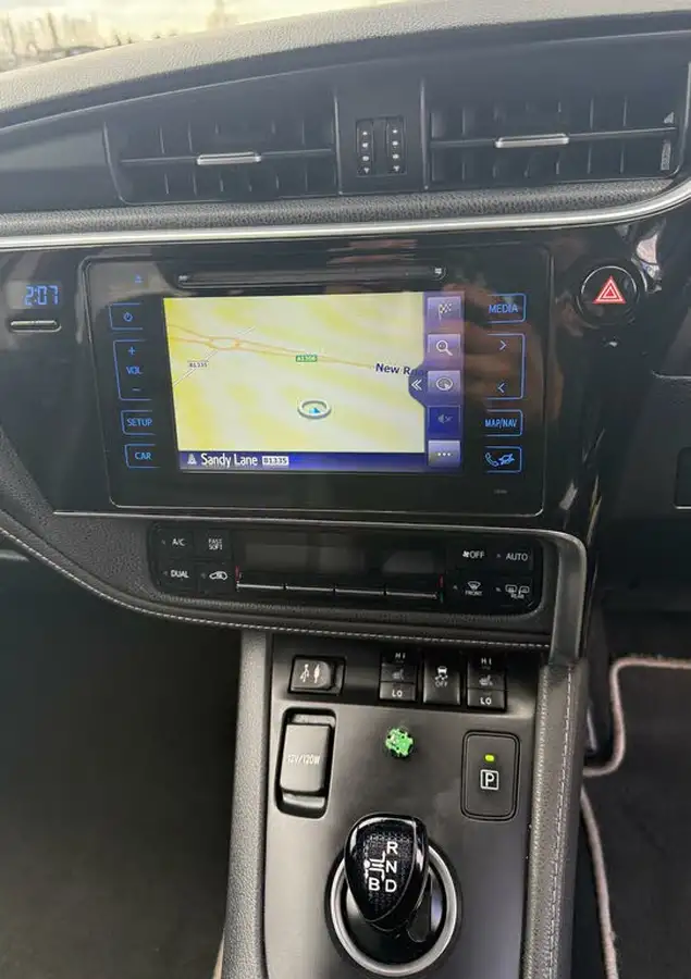 2018-toyota-auris-18-vvt-i-hsd-excel-pan-roof-hatchback-big-2