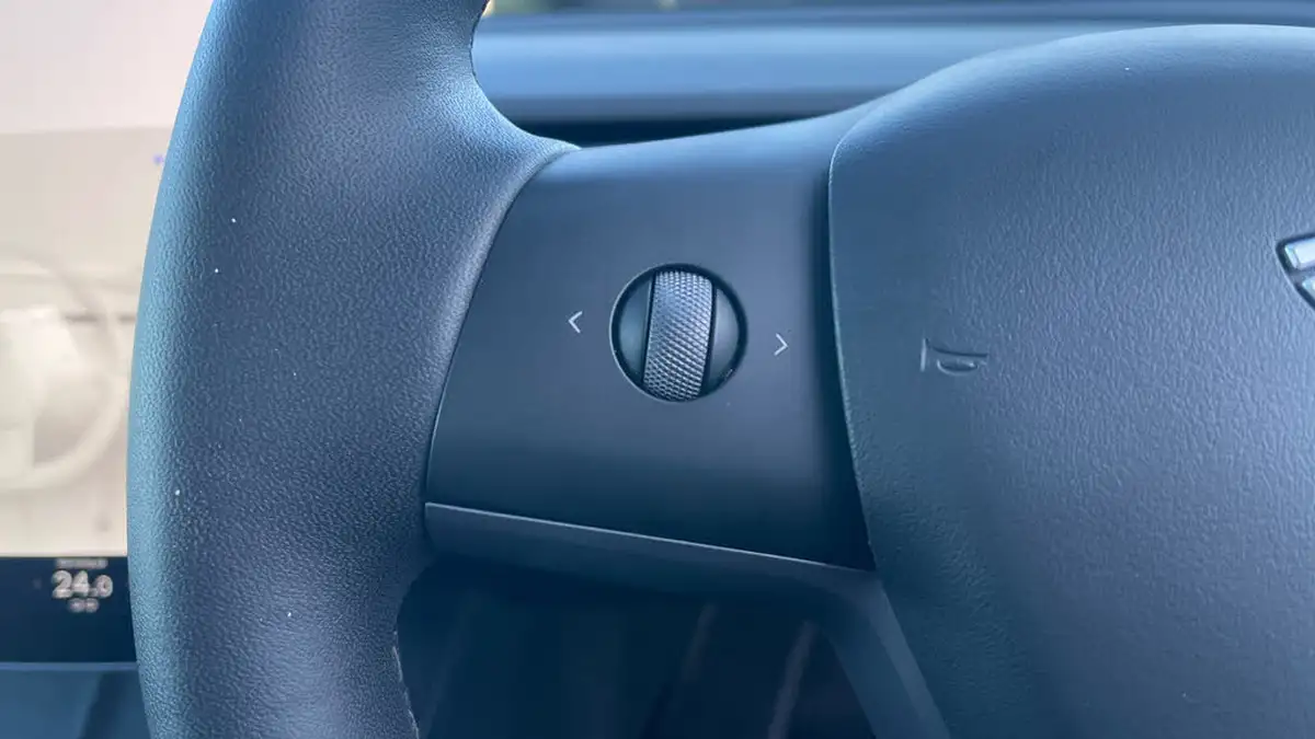 2022-tesla-model-y-e-long-range-big-27