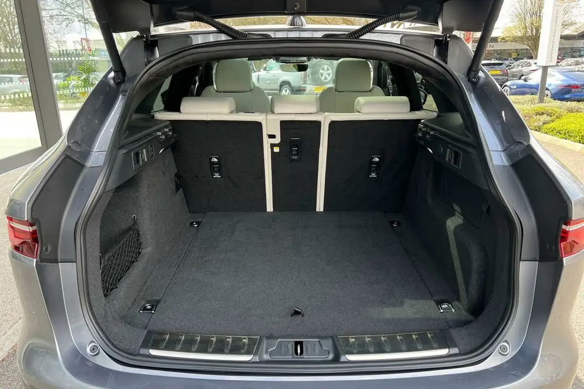 2023-jaguar-f-pace-20-d200-r-dynamic-hse-black-big-28