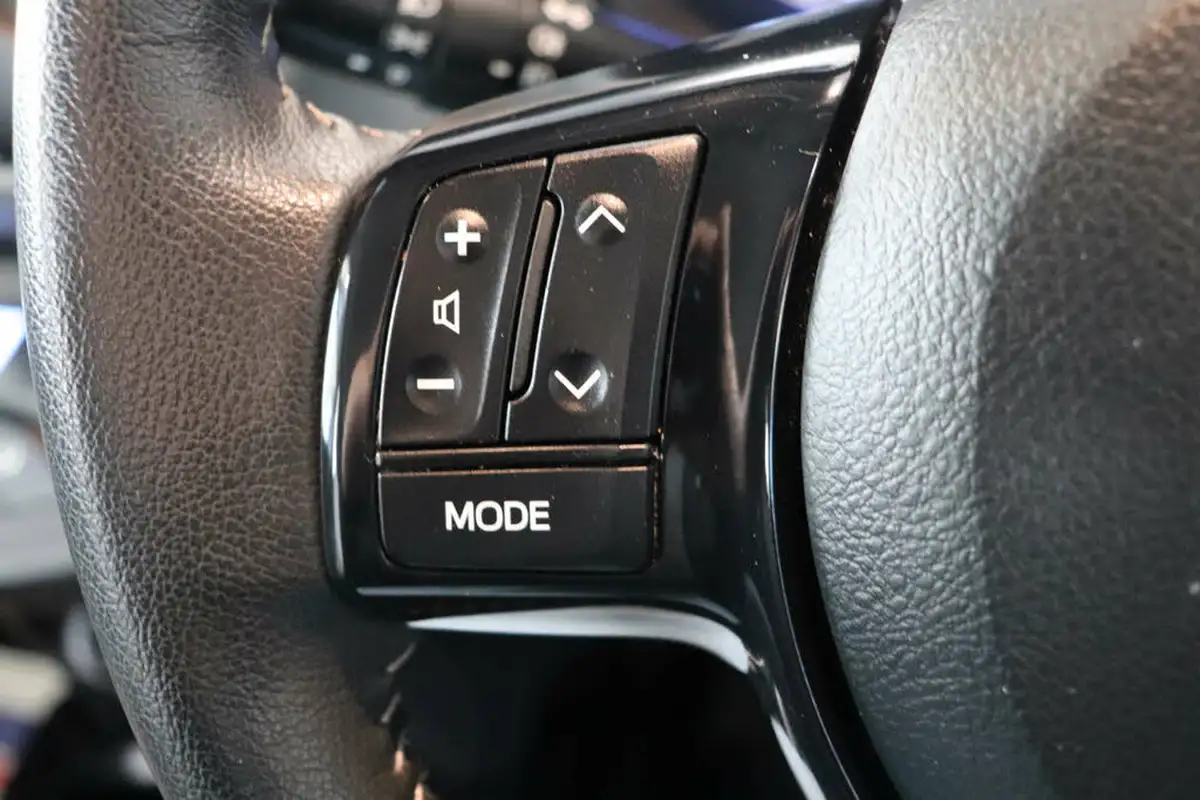 2017-toyota-yaris-15-vvt-i-icon-navi-hybrid-big-44