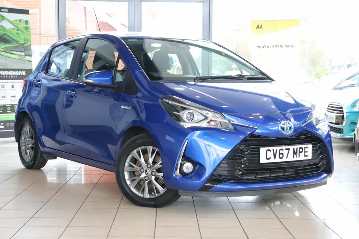 2017-toyota-yaris-15-vvt-i-icon-navi-hybrid-big-0