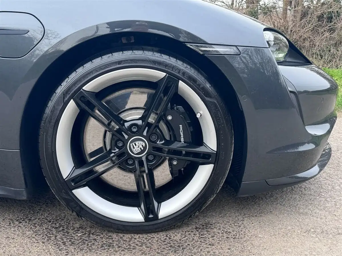 2020-porsche-taycan-e-turbo-big-32