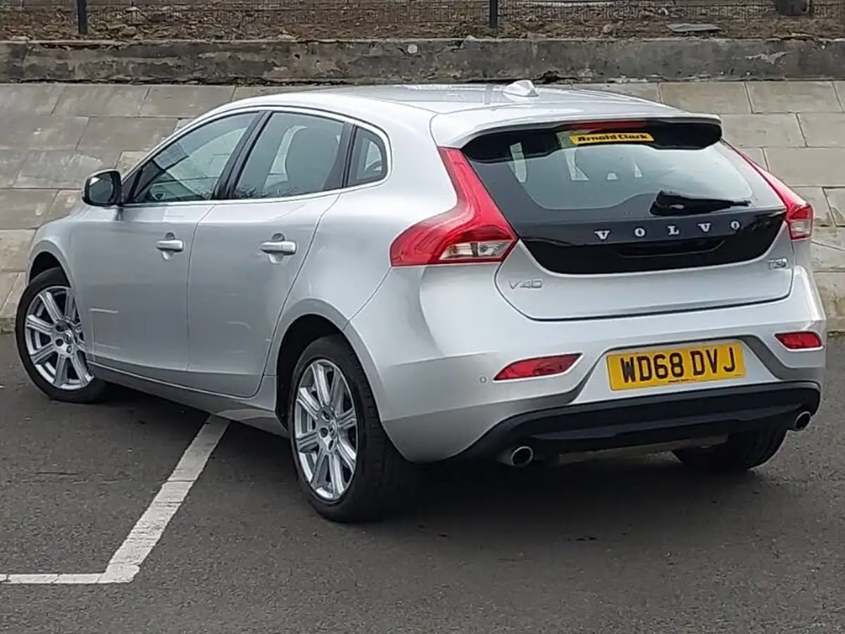 2018-volvo-v40-15-t3-inscription-big-1