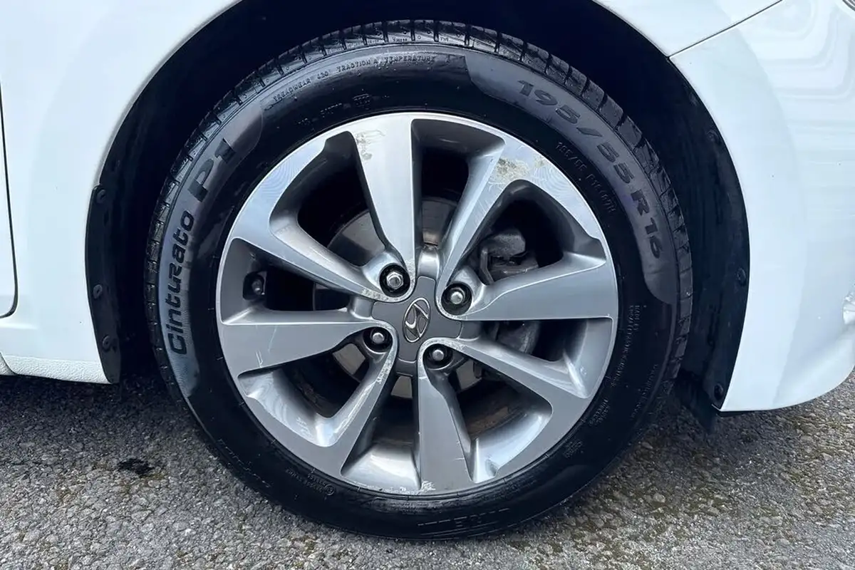 2017-hyundai-i20-12-premium-se-nav-big-10