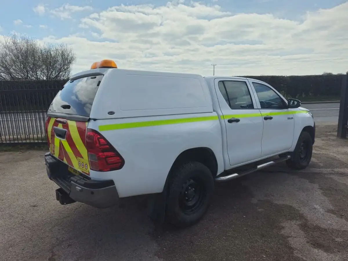 2018-toyota-hi-lux-24d-4d-active-150hpeu6-32t-double-pick-up-big-5