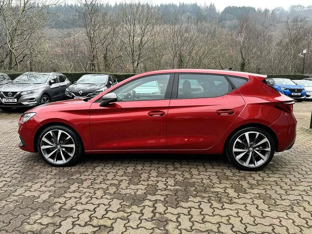 2022-seat-leon-big-12