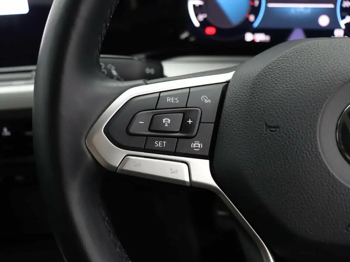 2021-volkswagen-golf-10-tsi-life-hatchback-big-24