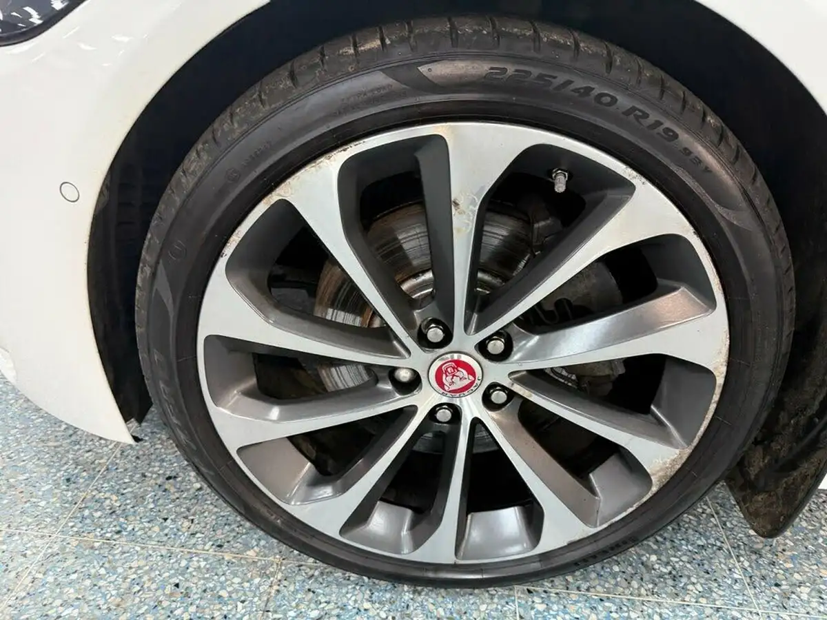 2020-jaguar-xe-20d-r-dynamic-se-awd-big-21