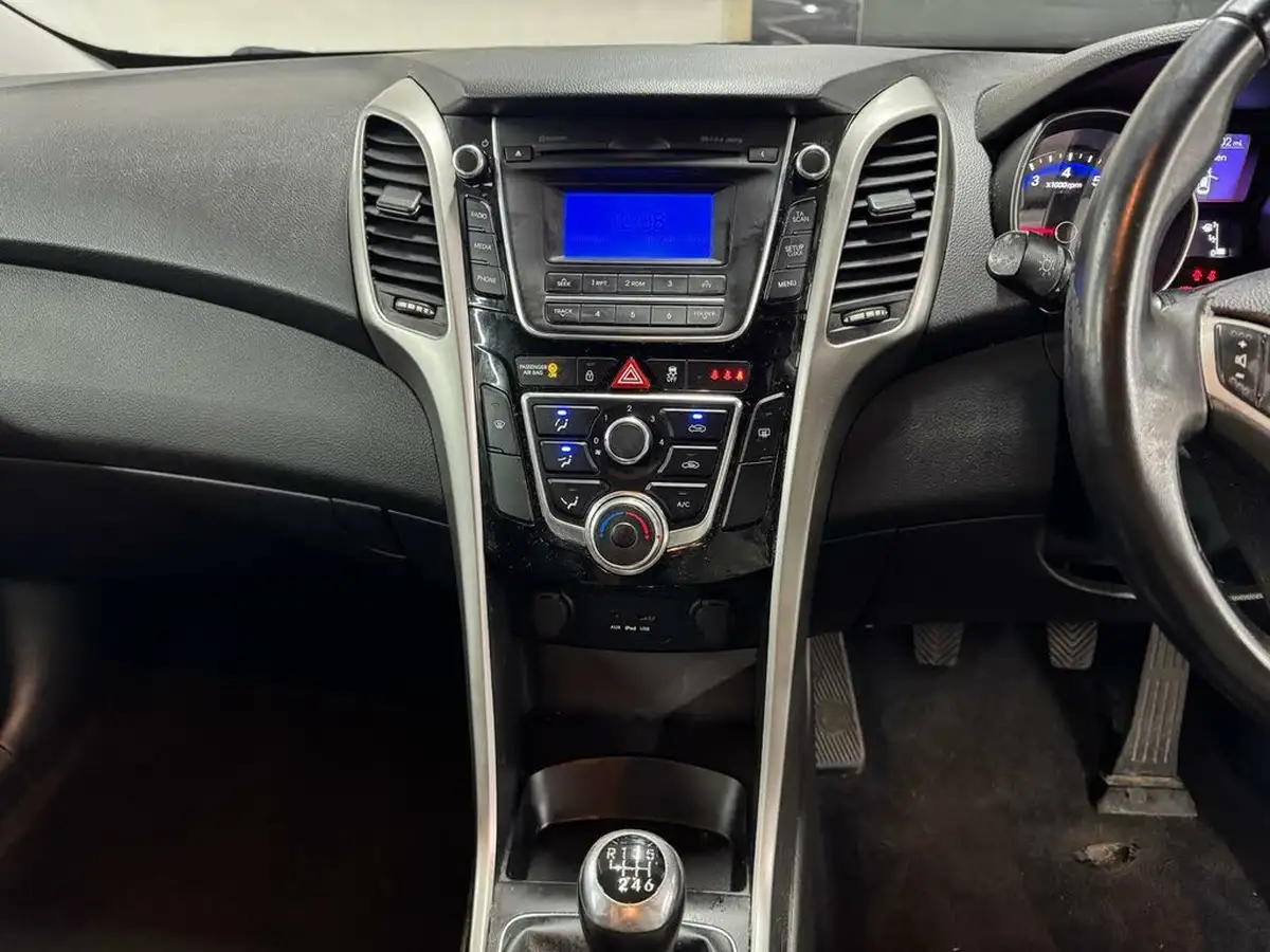 2015-hyundai-i30-14-active-5d-big-16