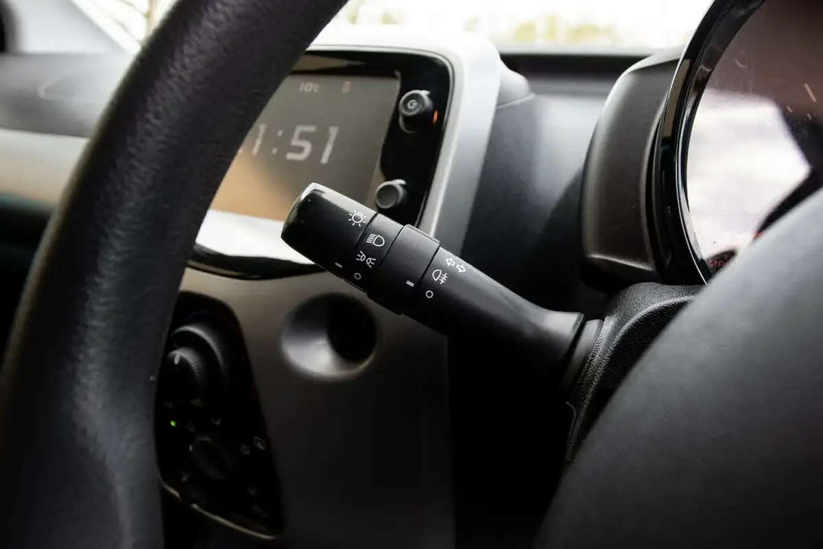 2015-citroen-c1-10-vti-feel-3d-big-16