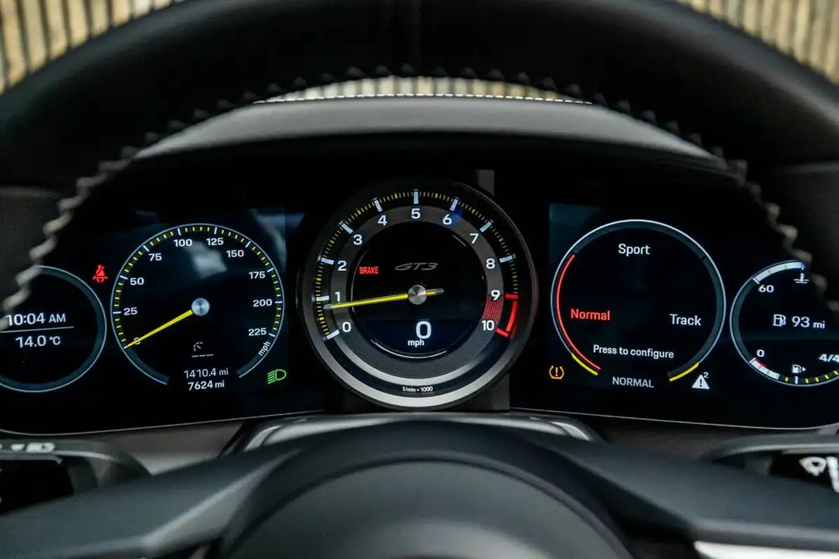 2022-porsche-911-40-gt3-rwd-big-35
