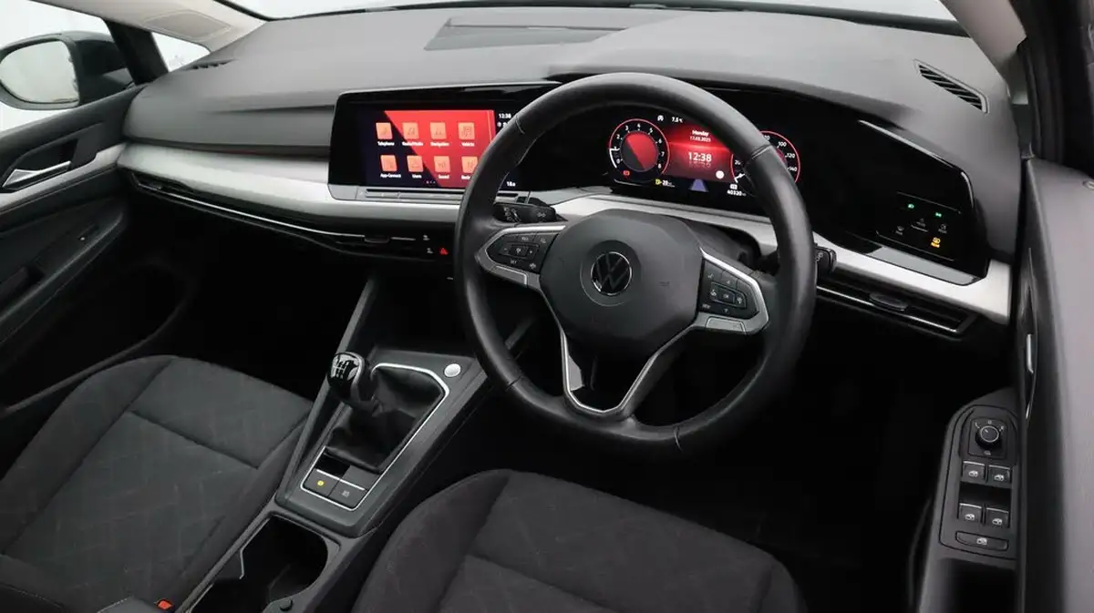 2022-volkswagen-golf-15-tsi-life-150ps-hatchback-big-9