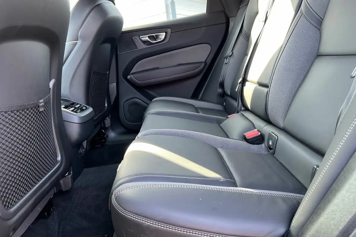 2024-volvo-xc60-20-b5-plus-black-edition-big-16