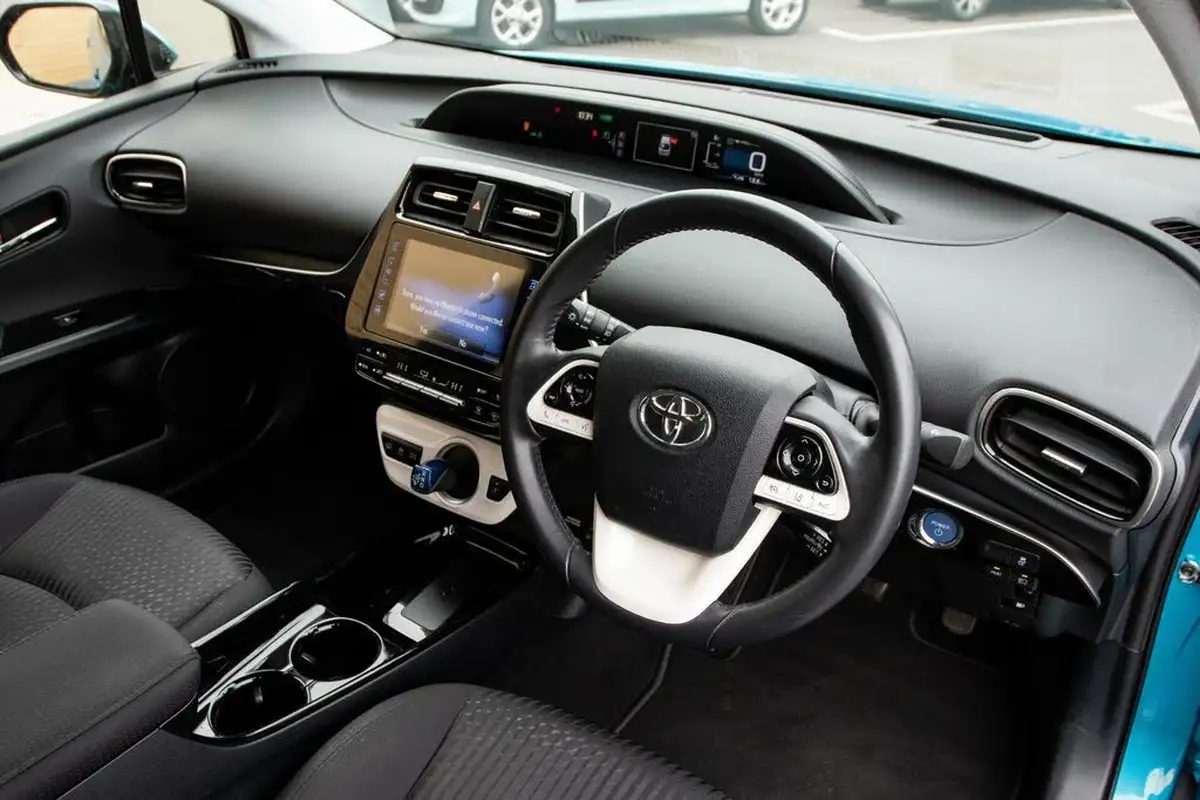 2017-toyota-prius-18-vvt-i-business-edition-plus-solar-roof-big-4
