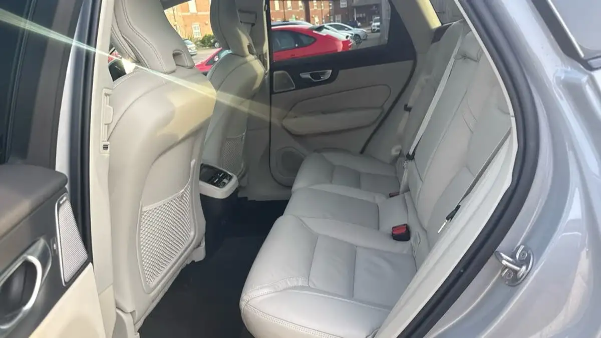 2024-volvo-xc60-20-b5-ultra-dark-big-9