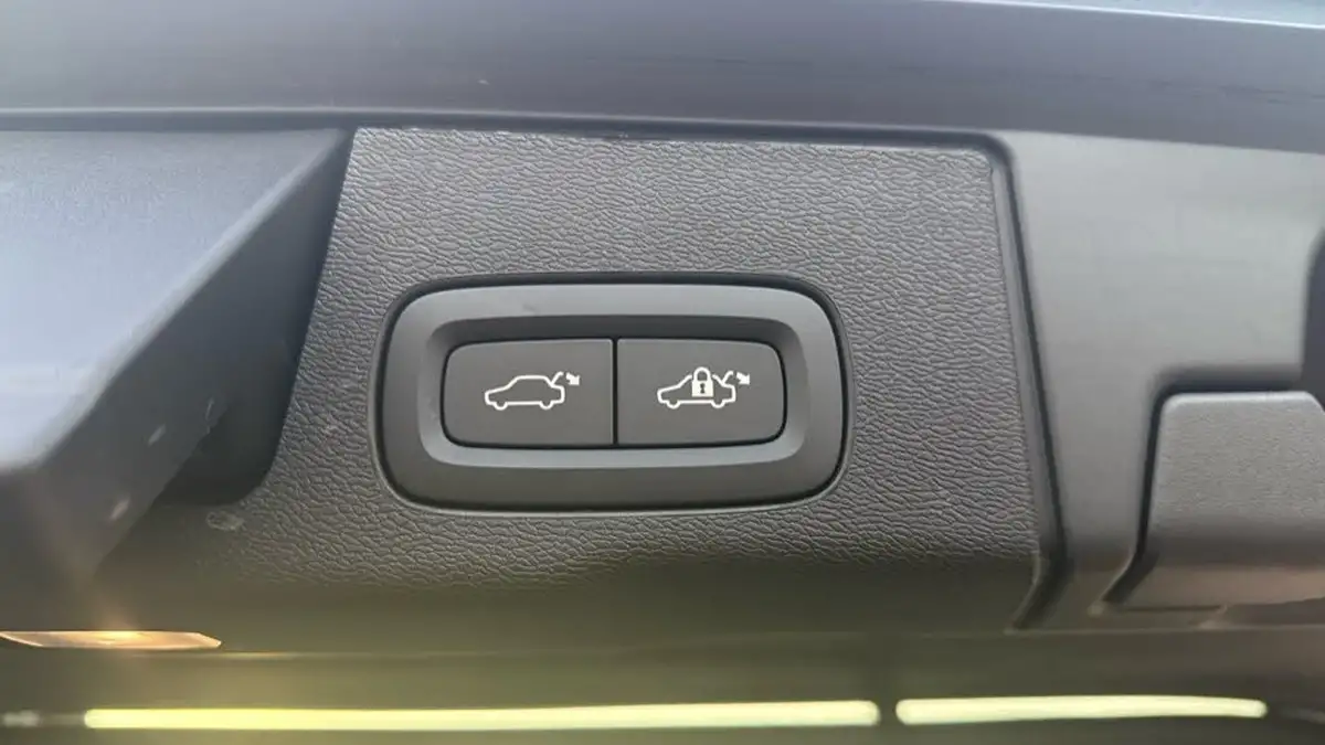 2024-volvo-xc60-20-b5-ultra-dark-big-37