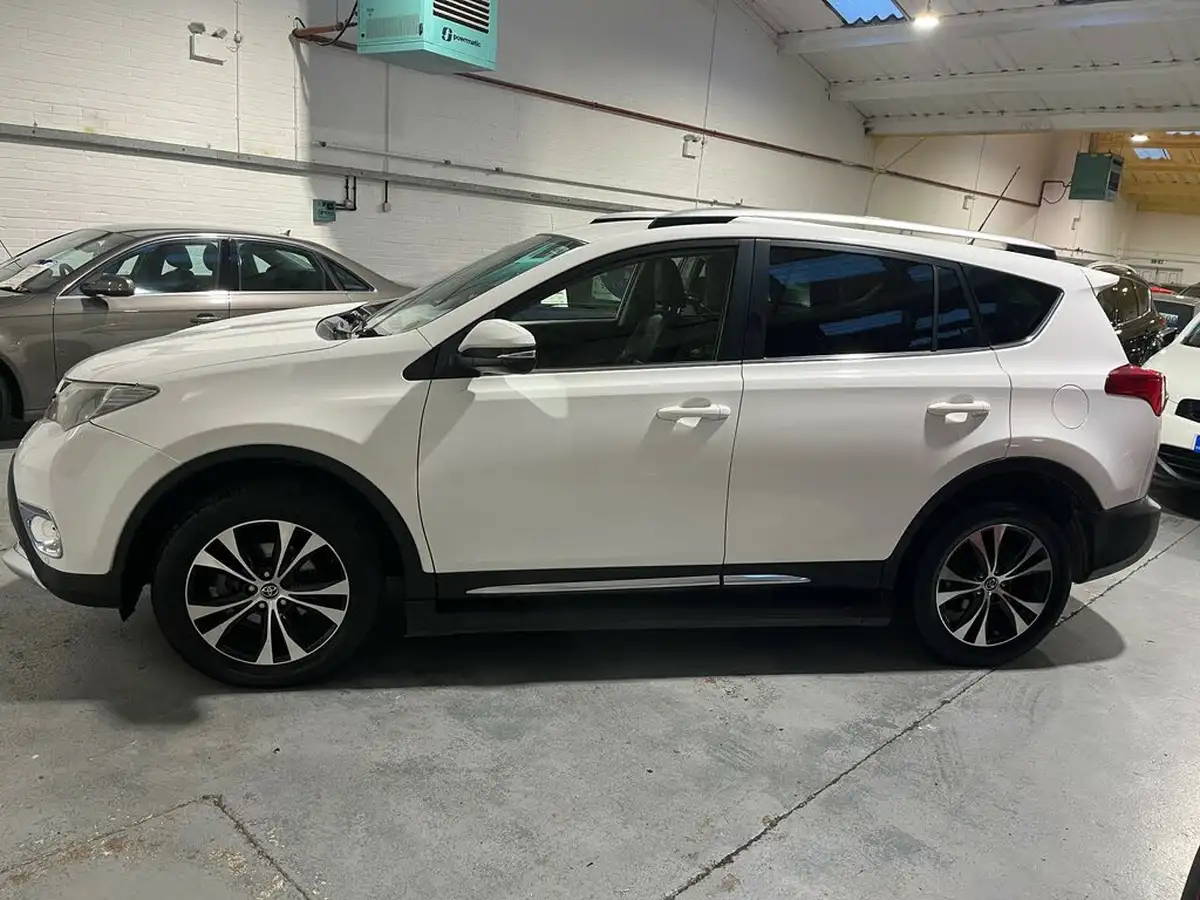 2015-toyota-rav4-20td-invincible-2wd-big-1