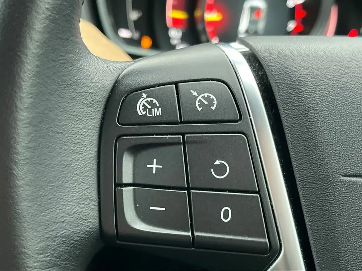 2019-volvo-v40-15-t3-inscription-big-18