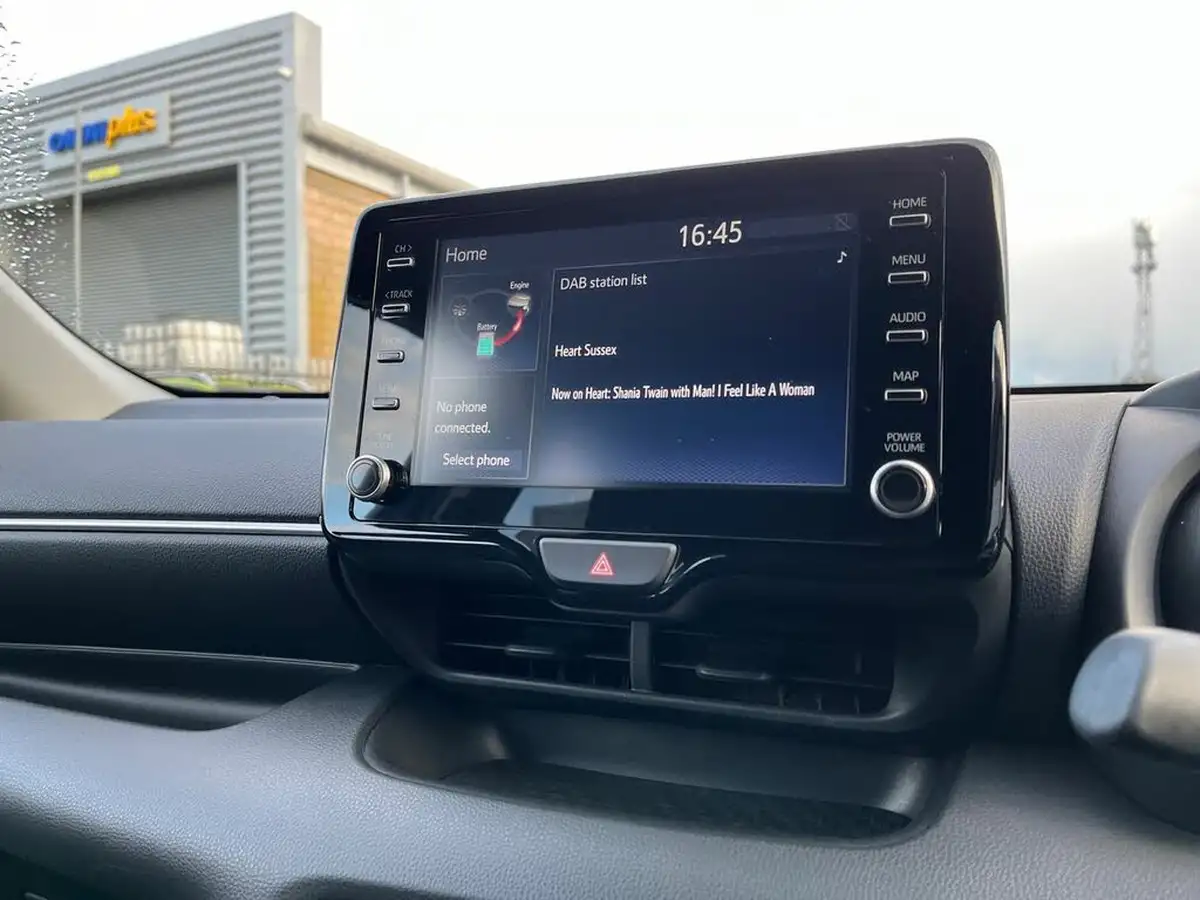 2021-toyota-yaris-15-vvt-i-design-big-18