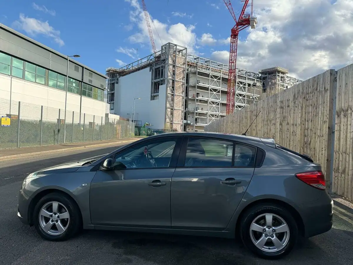 2012-chevrolet-cruze-16-lt-hatchback-auto-big-5