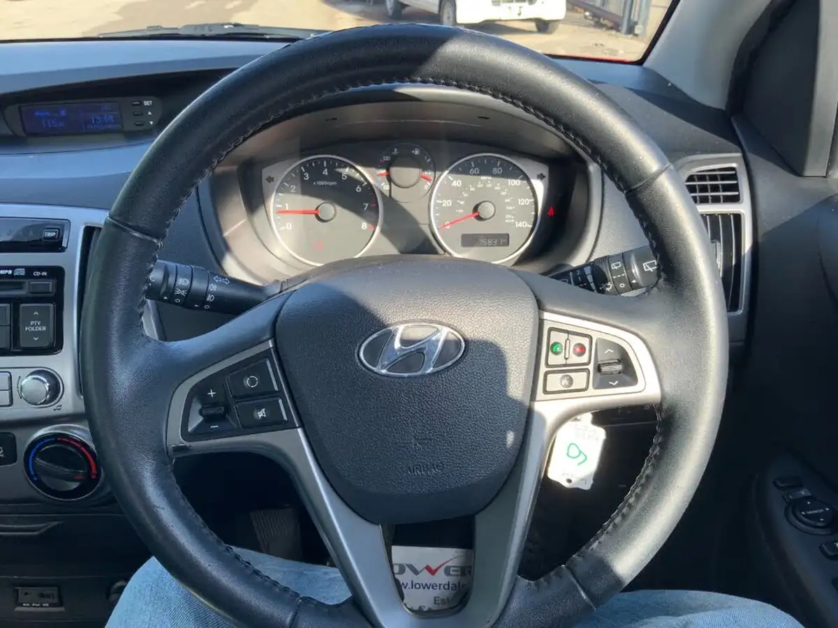 2014-hyundai-i20-12-active-5d-big-13