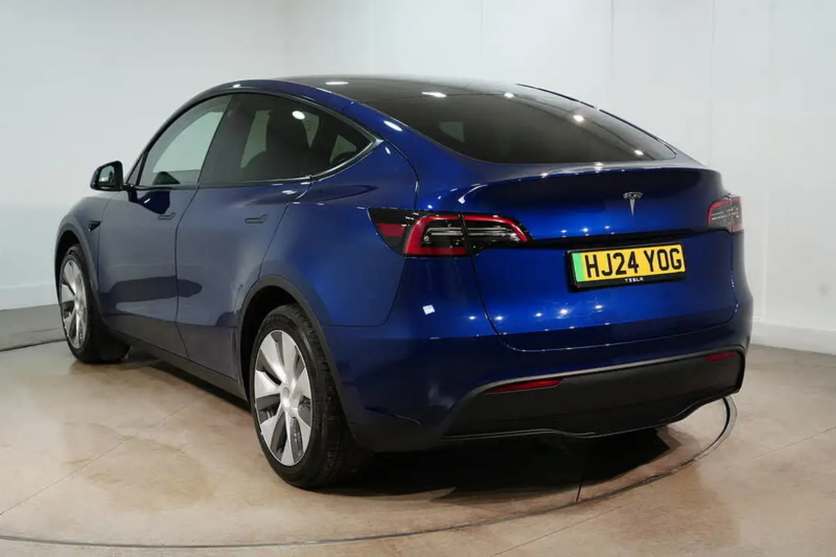 2024-tesla-model-y-e-rwd-big-6
