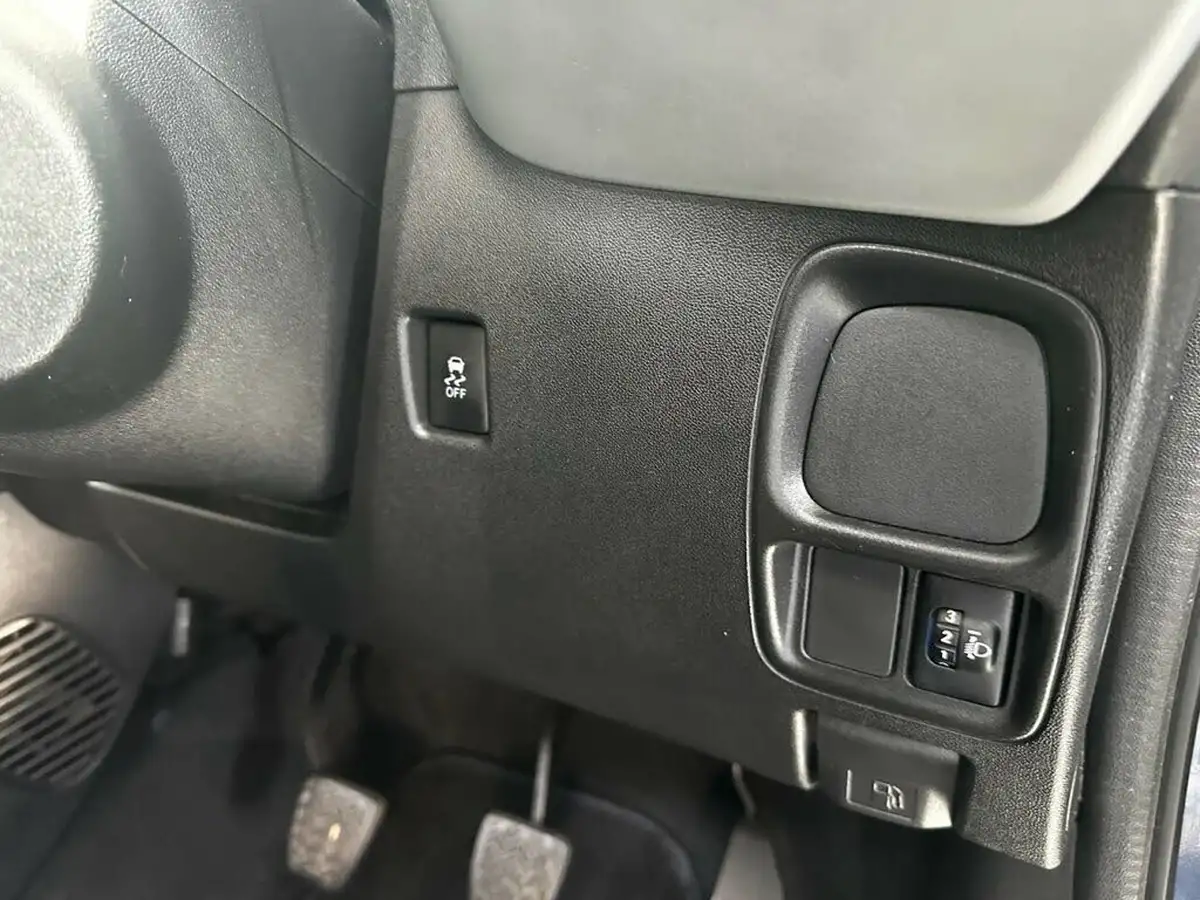 2014-citroen-c1-10-vti-airscape-feel-3d-big-25
