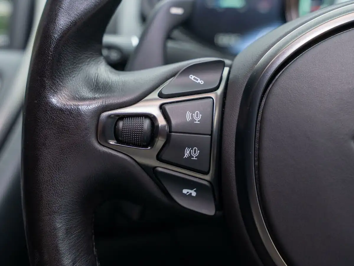 2019-aston-martin-db11-40-v8-big-25