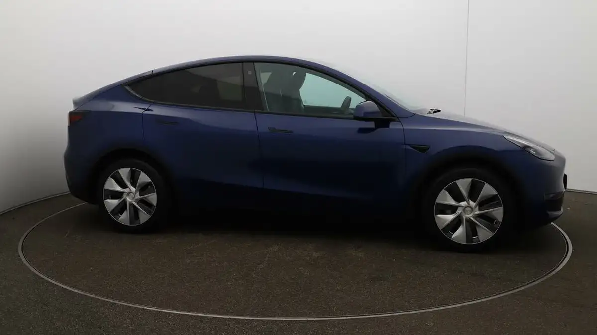 2023-tesla-model-y-e-long-range-big-44