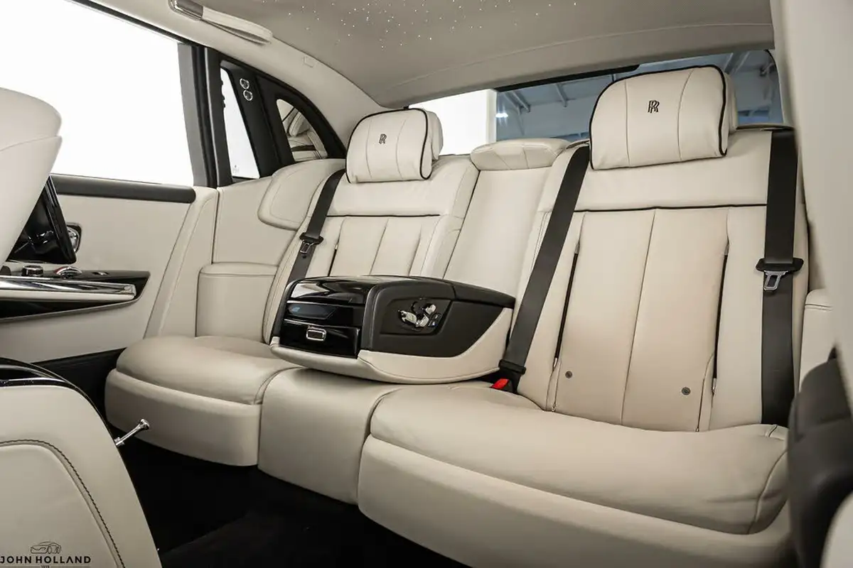 2019-rolls-royce-phantom-67-big-18