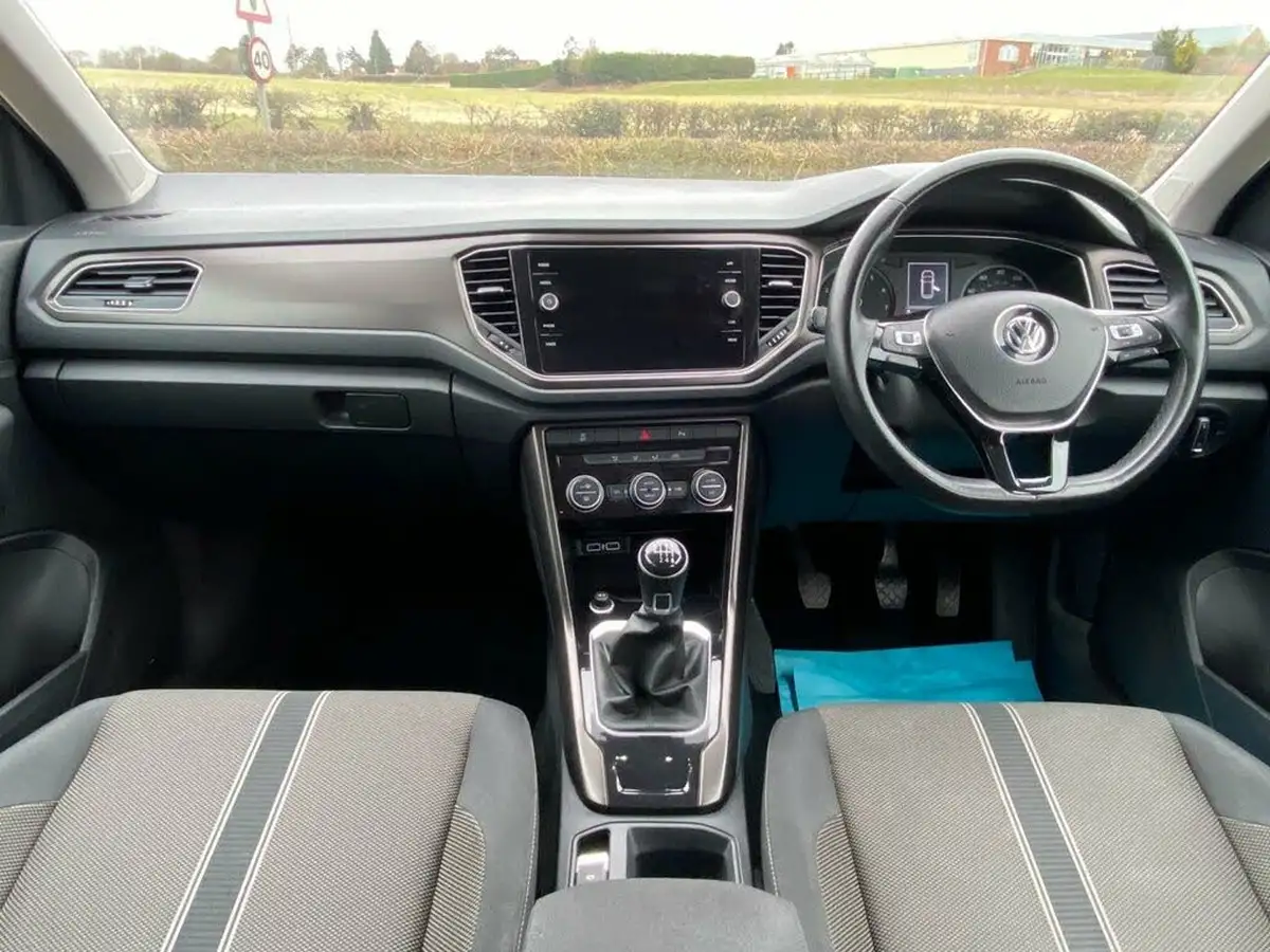 2018-volkswagen-t-roc-10-tsi-design-big-39