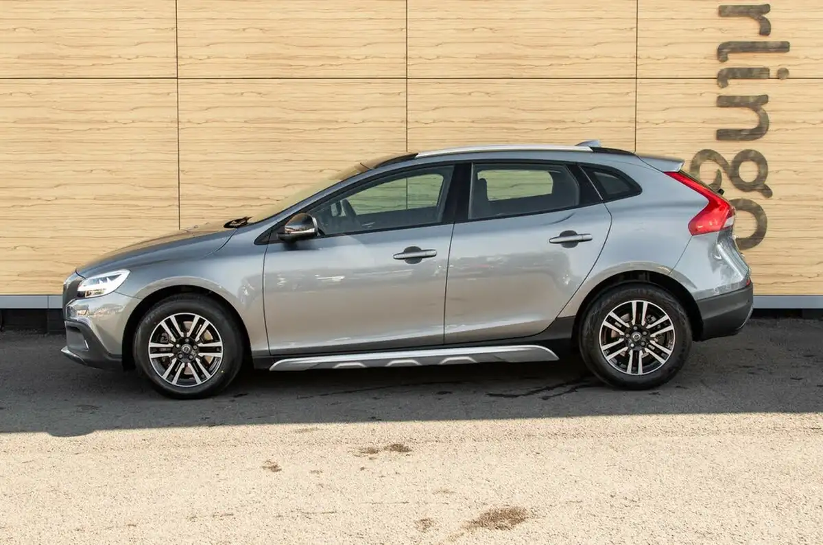 2018-volvo-v40-20td-d2-cross-country-nav-plus-geartronic-big-12