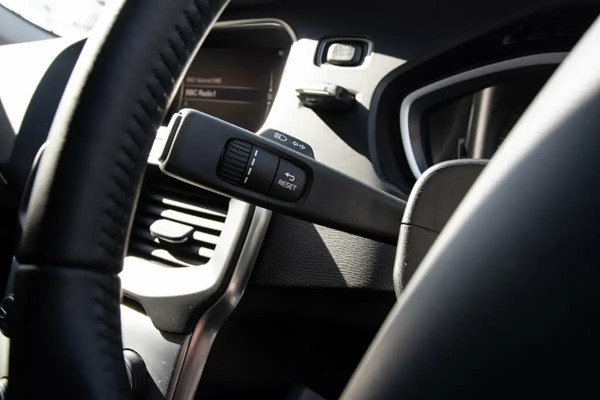 2018-volvo-v40-20td-d2-cross-country-nav-plus-geartronic-big-16