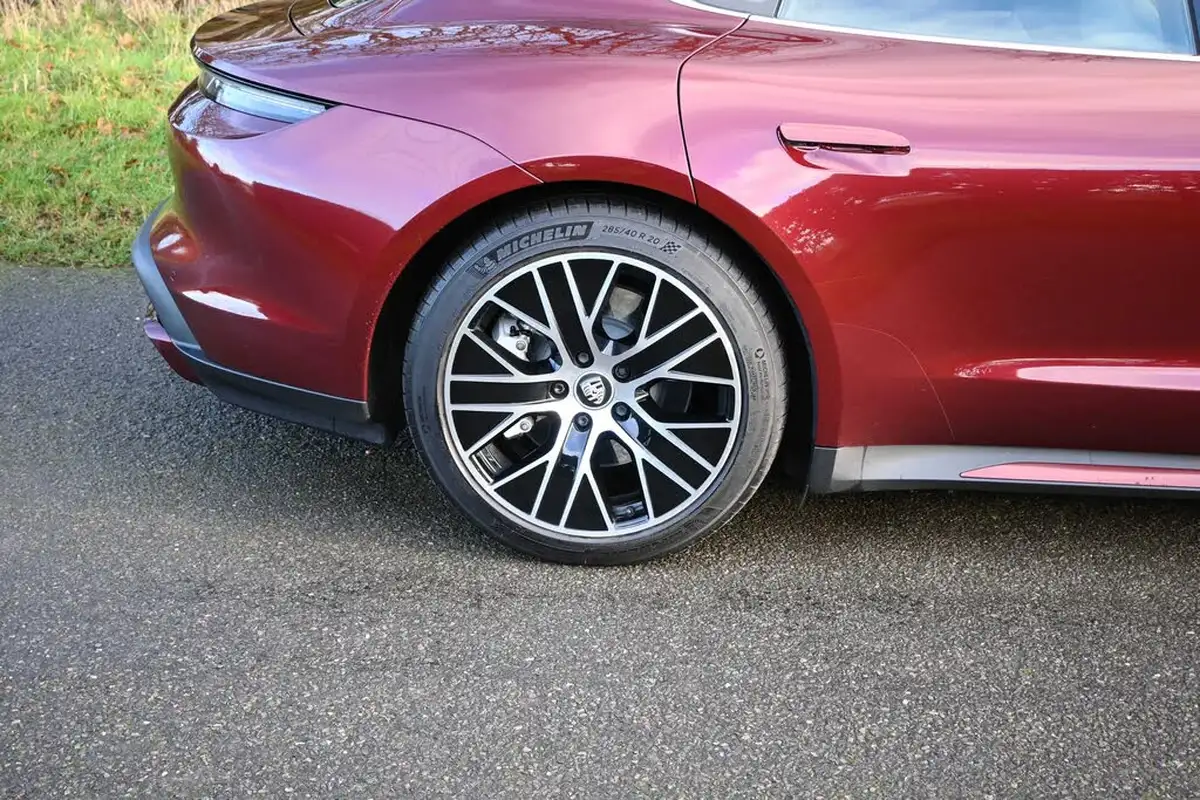 2021-porsche-taycan-e-turbo-big-7
