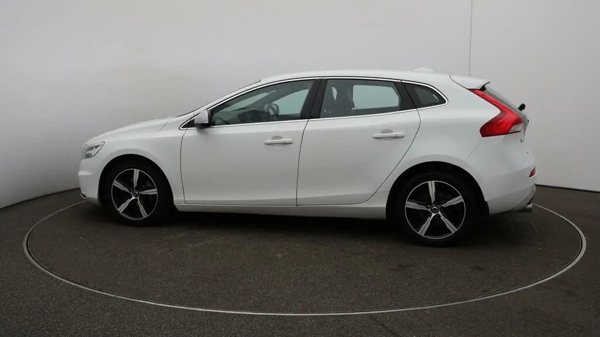 2019-volvo-v40-20-t2-r-design-big-56