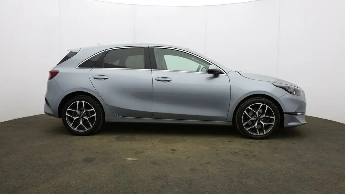 2022-kia-ceed-15-t-gdi-3-hatchback-big-7