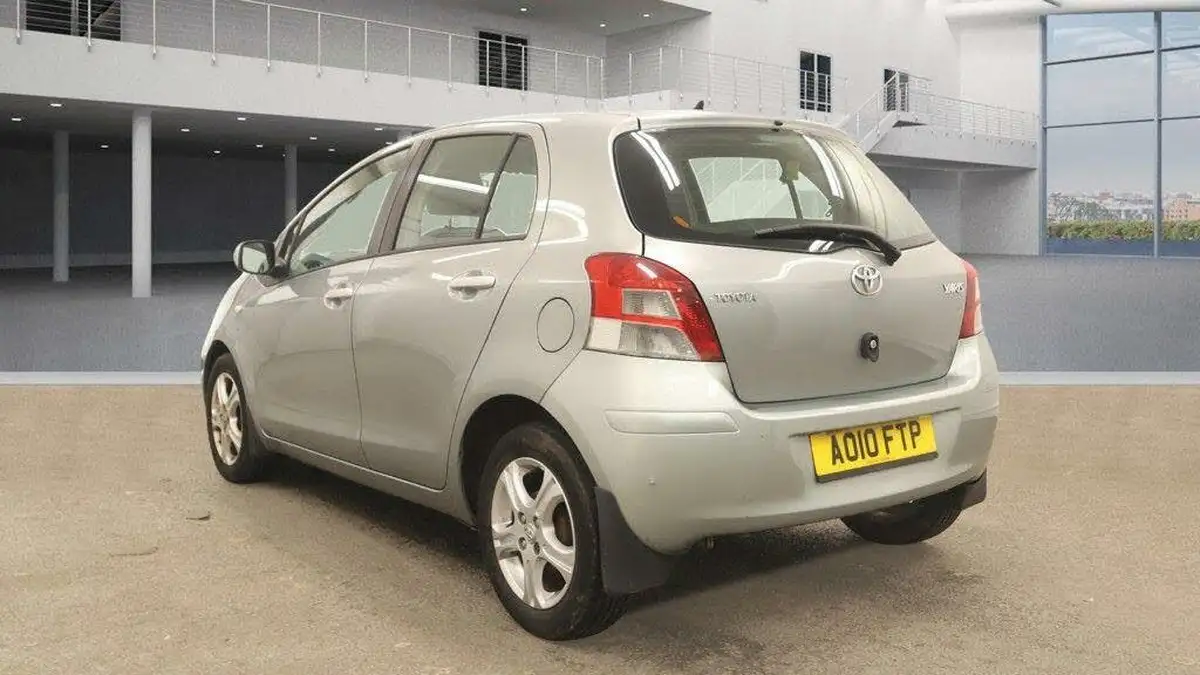 2010-toyota-yaris-133-tr-5d-big-4