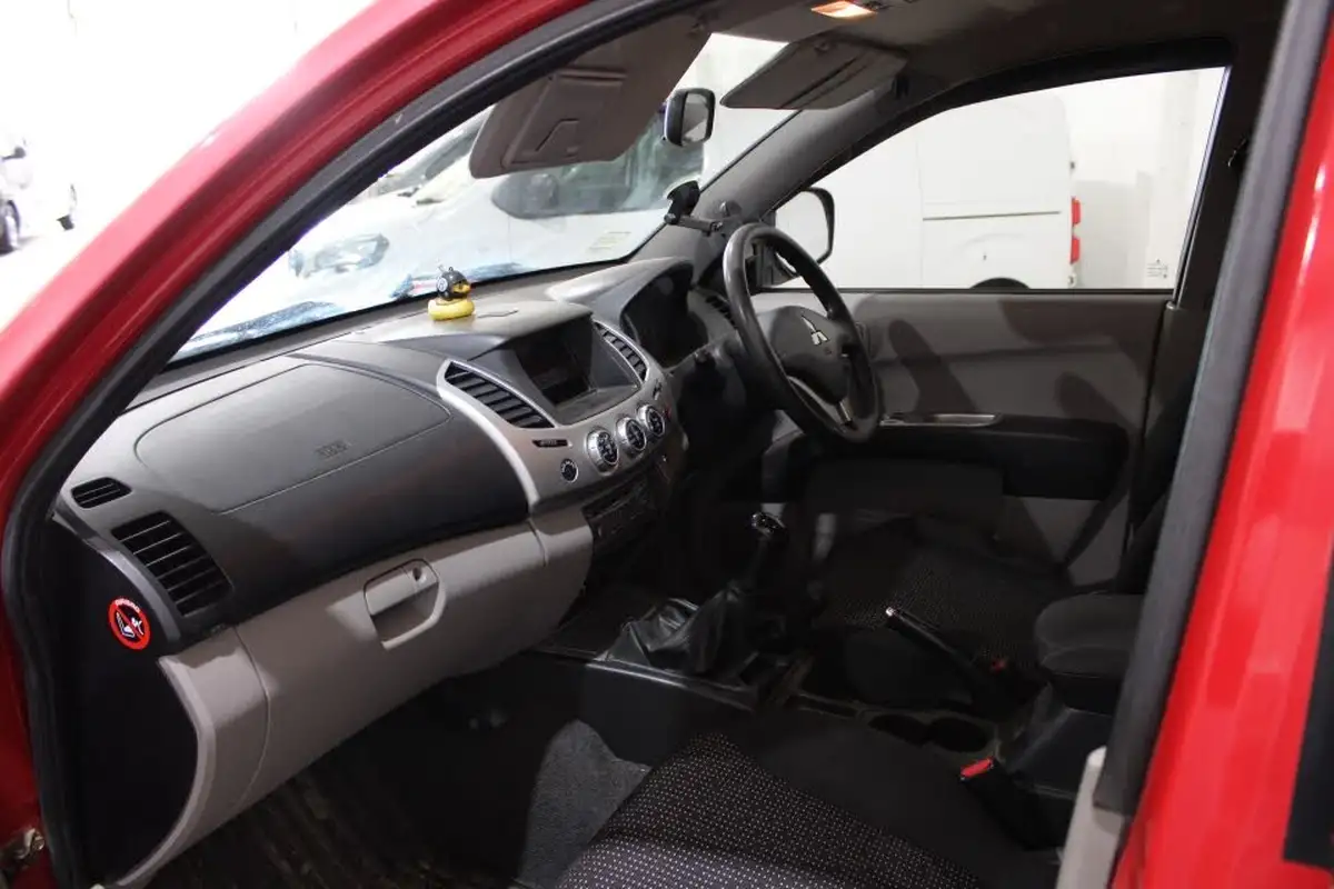 2011-mitsubishi-l200-25td-trojan-big-12