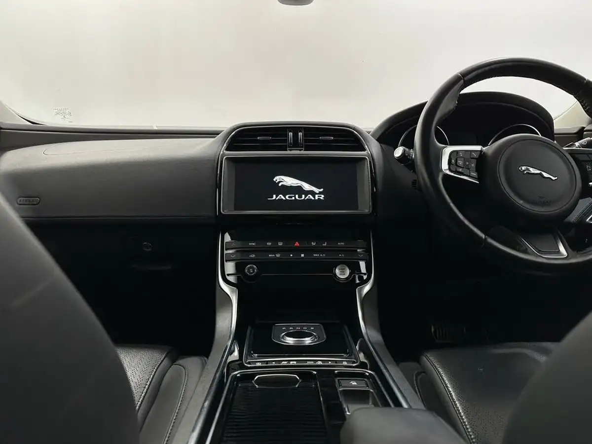 2018-jaguar-xe-20i-portfolio-200ps-1997cc-big-18