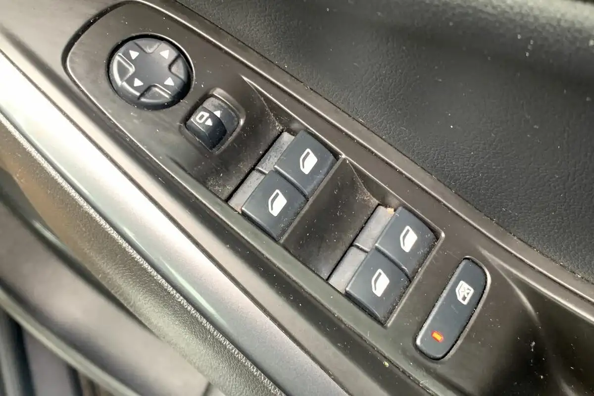2019-vauxhall-grandland-x-12-tech-line-nav-big-17