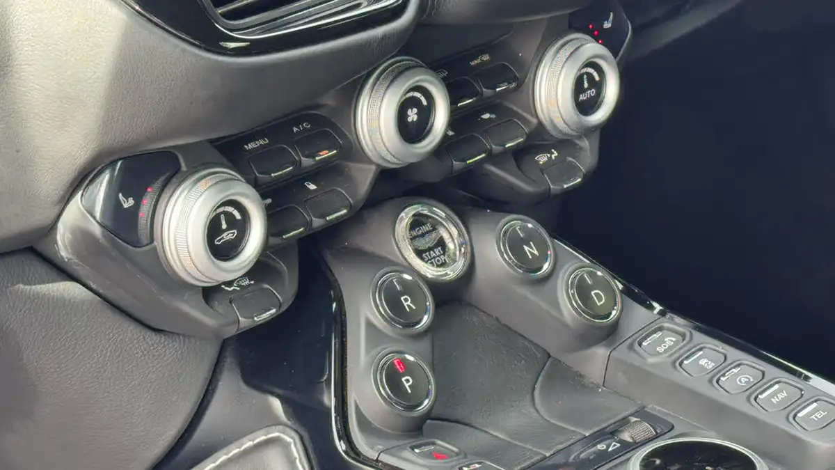 2019-aston-martin-vantage-40-v8-vantage-big-19