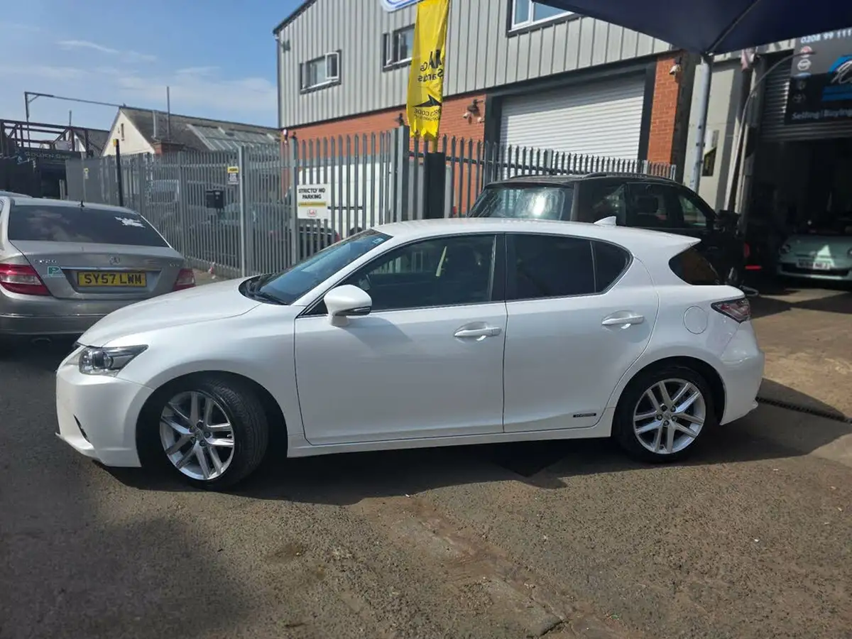 2015-lexus-ct-200h-18-advance-cvt-big-14