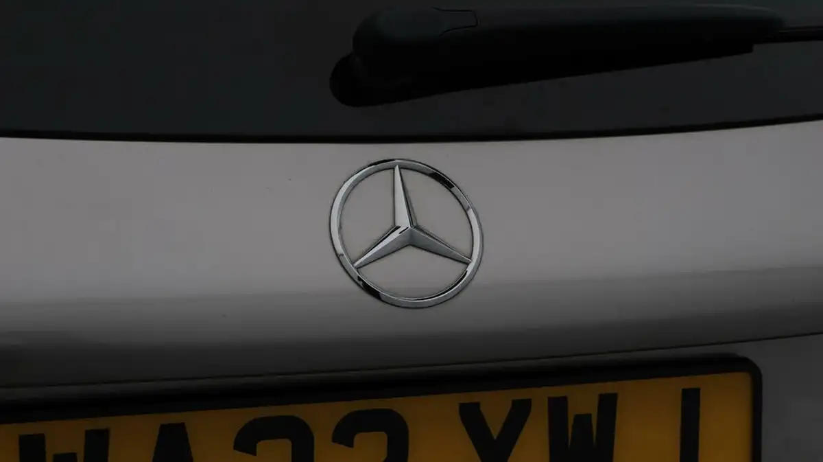 2022-mercedes-benz-glc-class-20d-glc220d-amg-line-195ps-station-wagon-5d-1950cc-4matic-plus-big-21