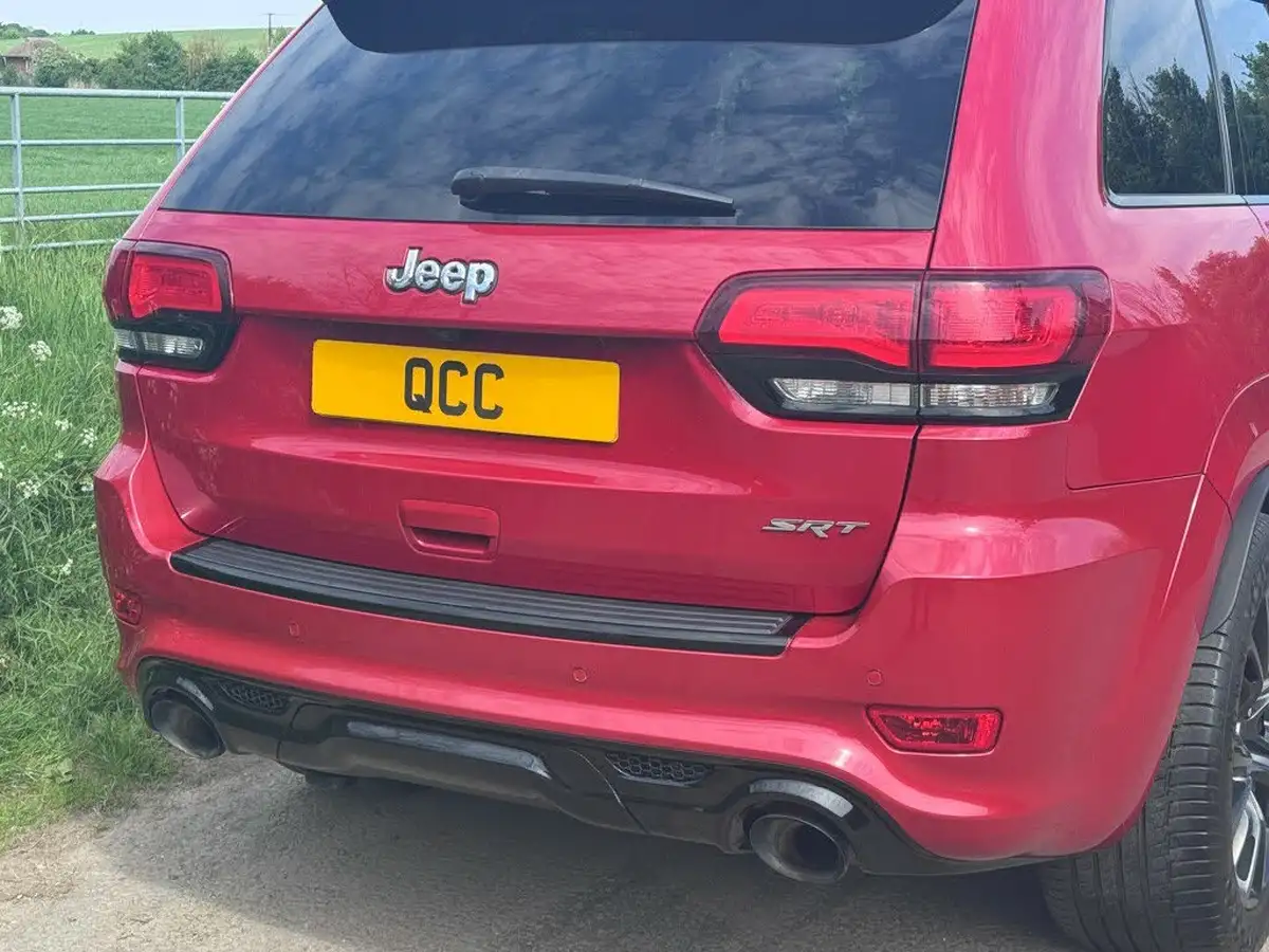 2017-jeep-grand-cherokee-64-hemi-srt-big-32