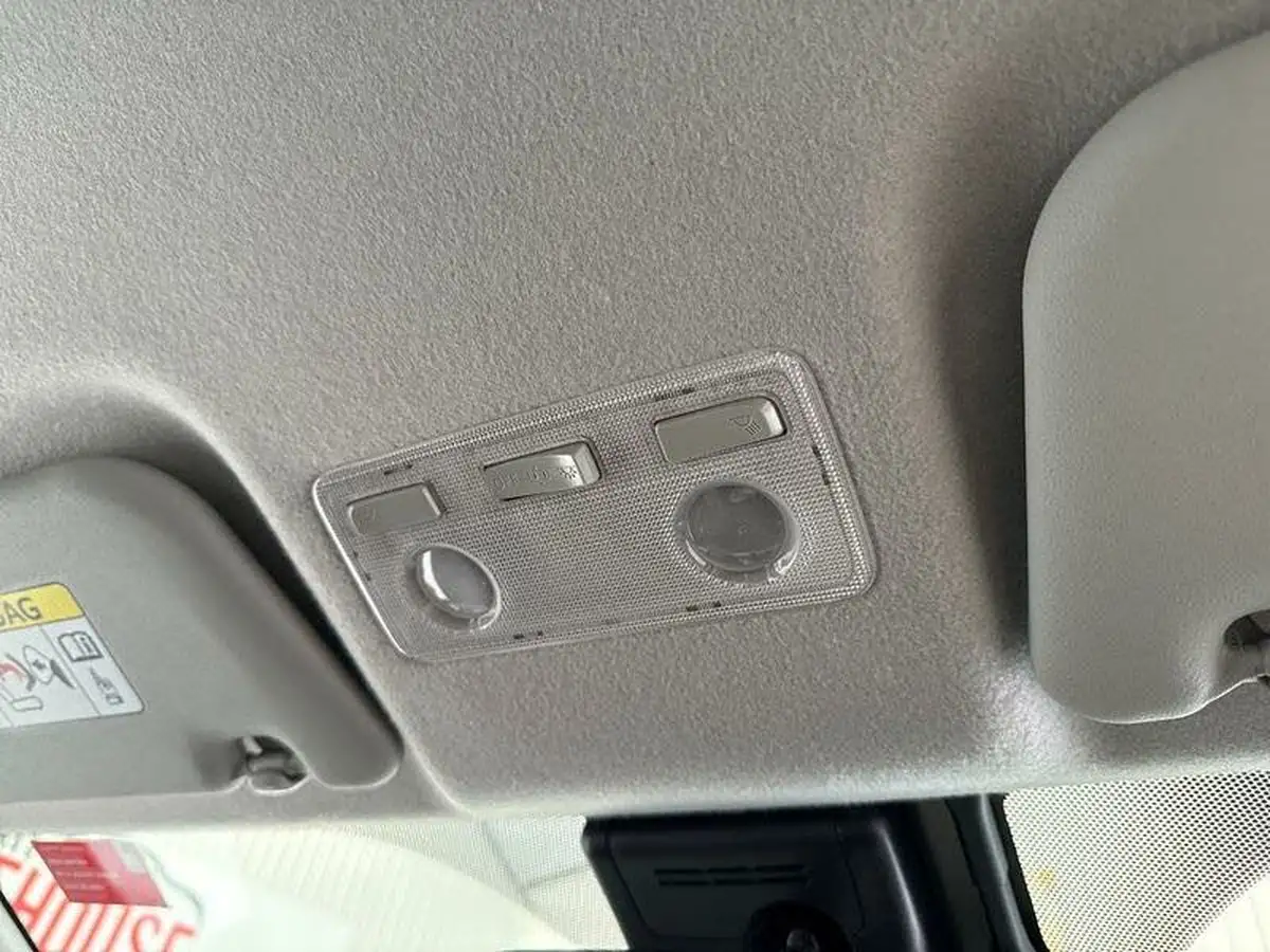 2017-toyota-yaris-15-vvt-i-icon-navi-big-25